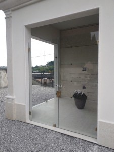tomba di famiglia cappella funeraria vetra srl porte in vetro  satinato trasparente sabbiato decorato formelle murrina battenti va e vieni treviso pordenone udine portogruaro padova mestre (8)